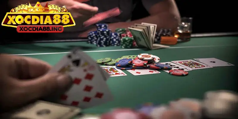 Người chơi poker lần đầu nên kết hợp hài hoà giữa đánh tight và aggressive